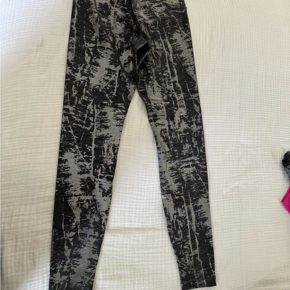 Lululemon Wunder under tight leggings size 6 excellent condition metallic